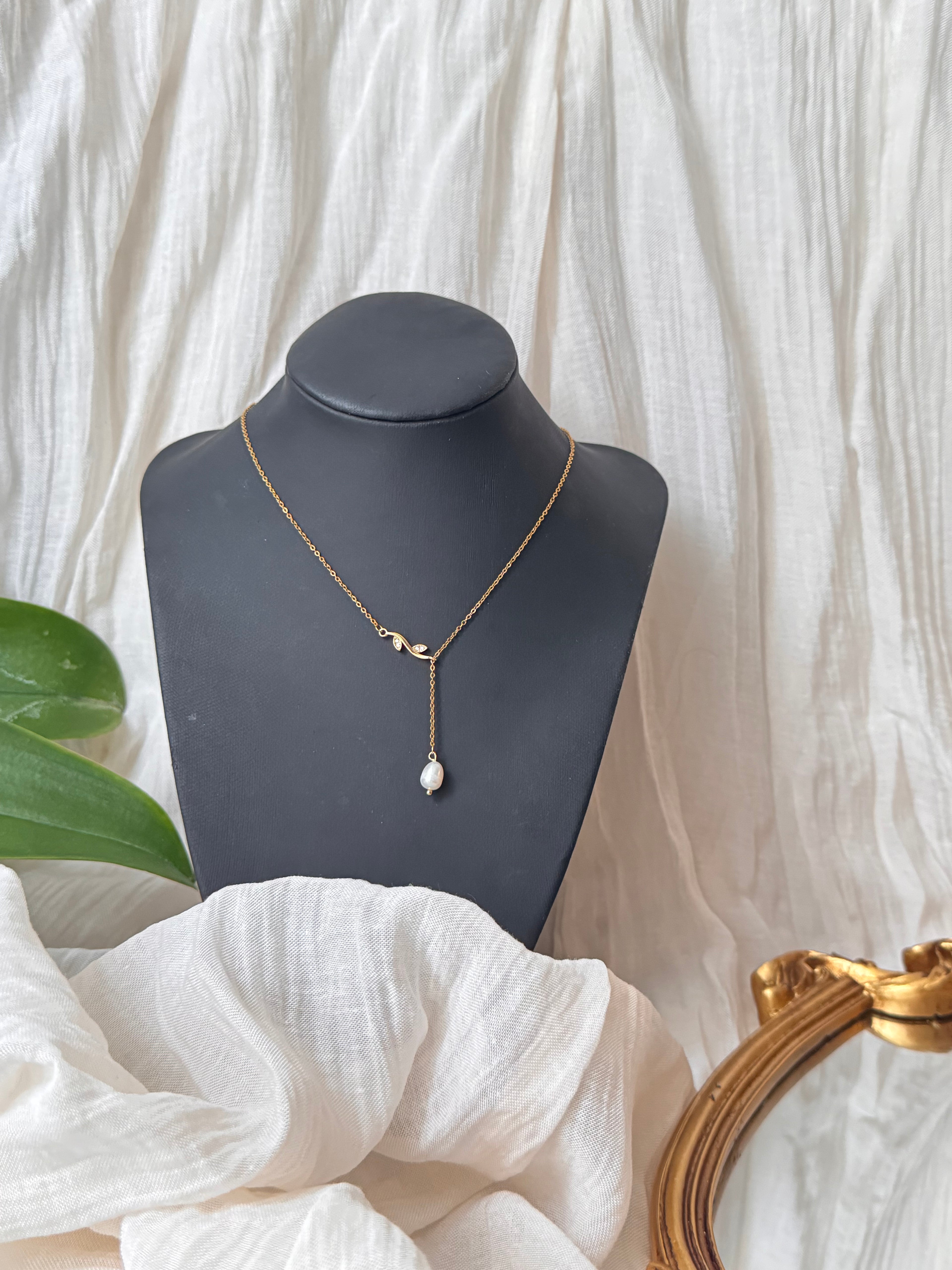 Collier Daphnée Perles d’eau douce 2A et pendentif feuille zircon