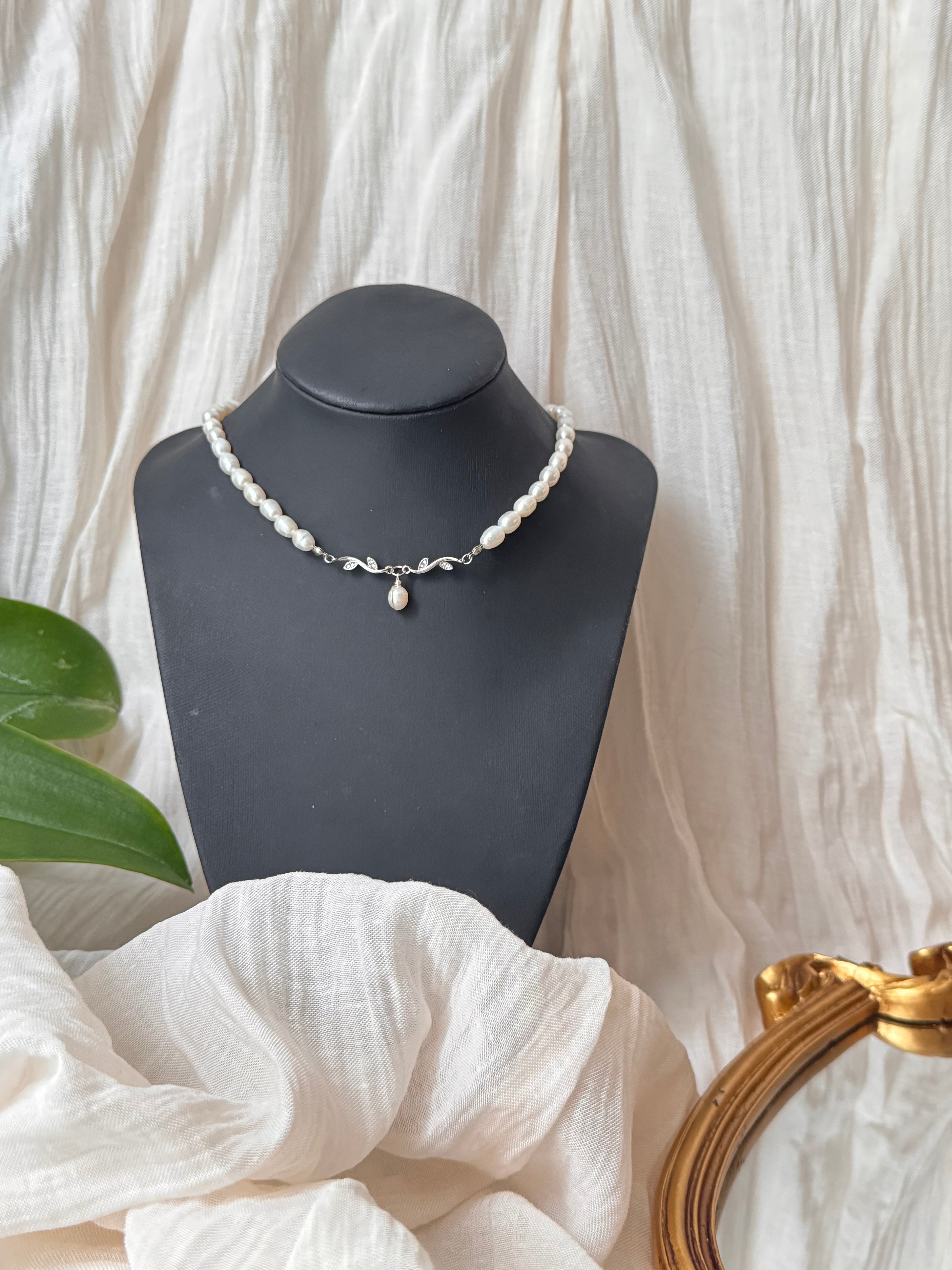 Collier Lady Violet Perles d’eau douce et feuilles en zircon argenté