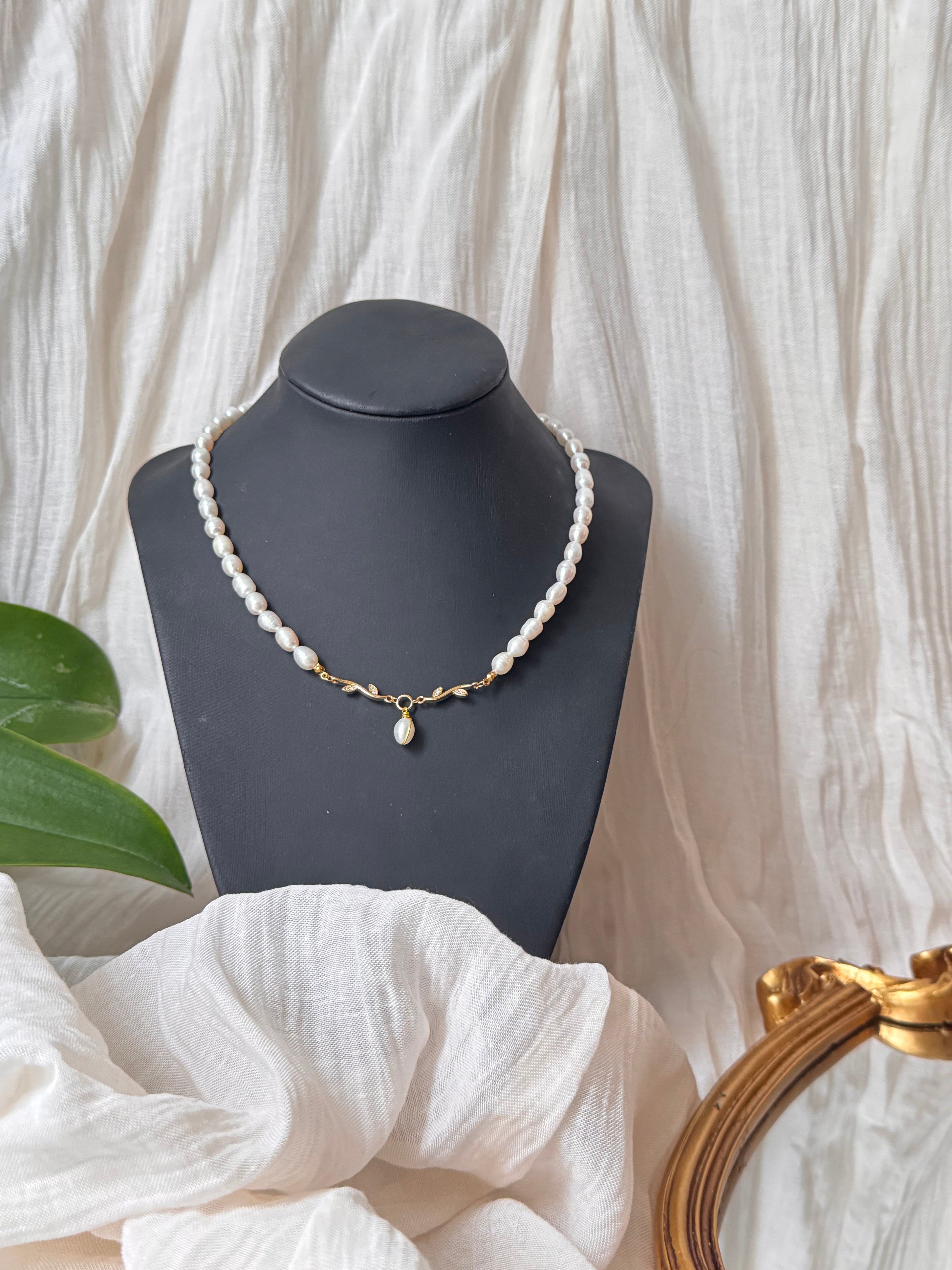 Collier Lady Violet Perles d’eau douce et feuilles en zircon argenté