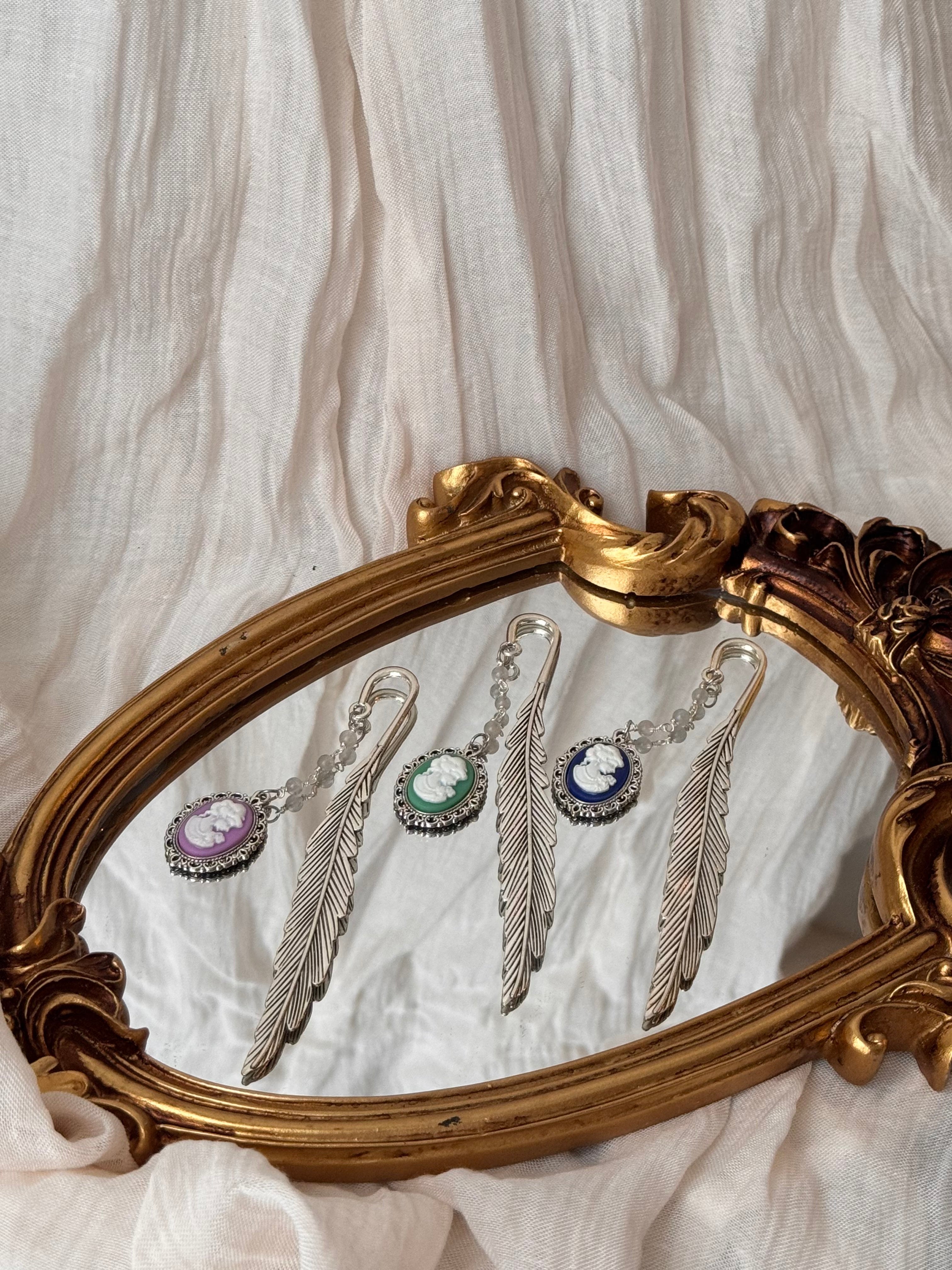 Marque-page Lady Whistledown Pierres de lune grises et pendentif