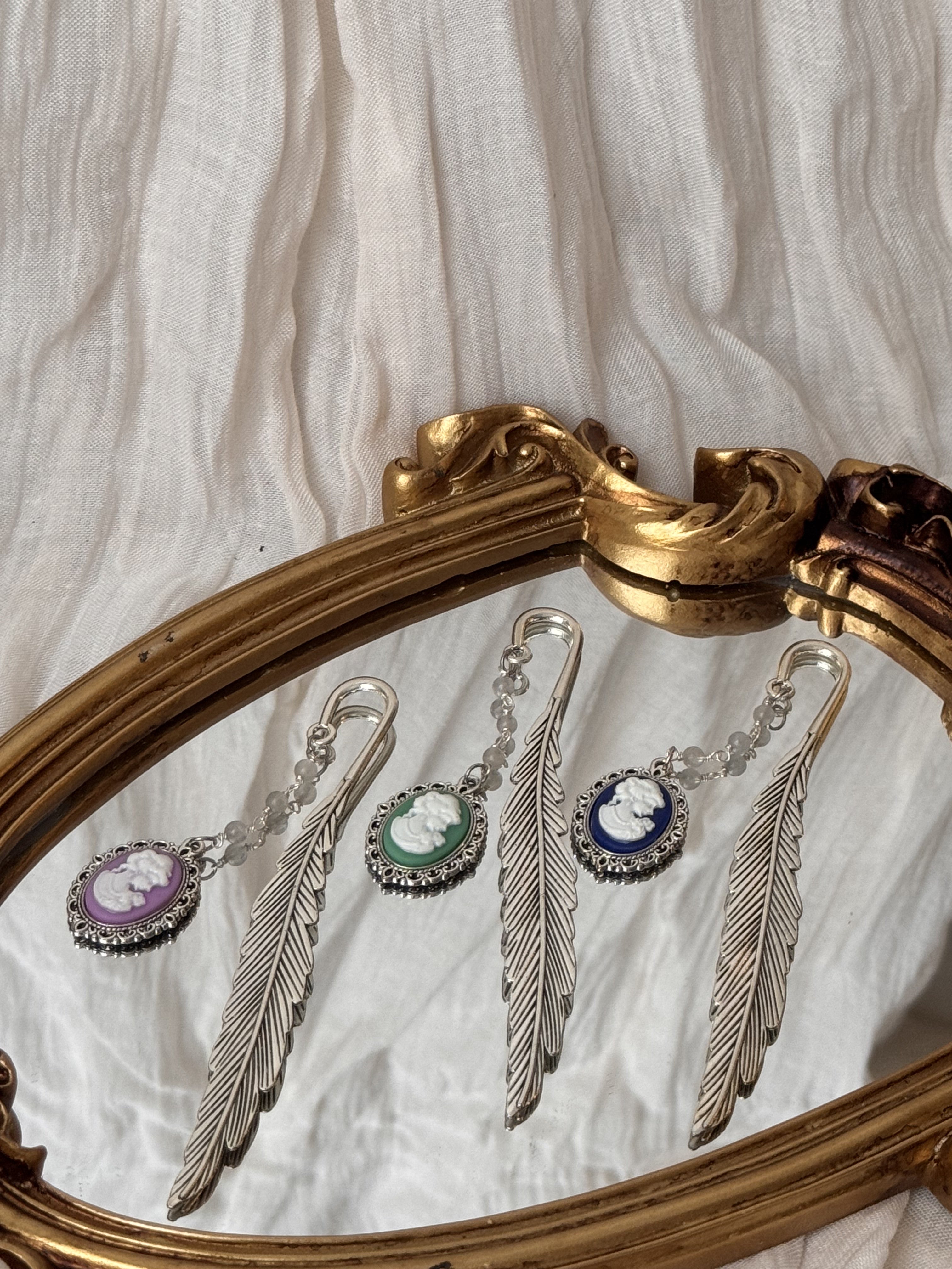 Marque-page Lady Whistledown Pierres de lune grises et pendentif