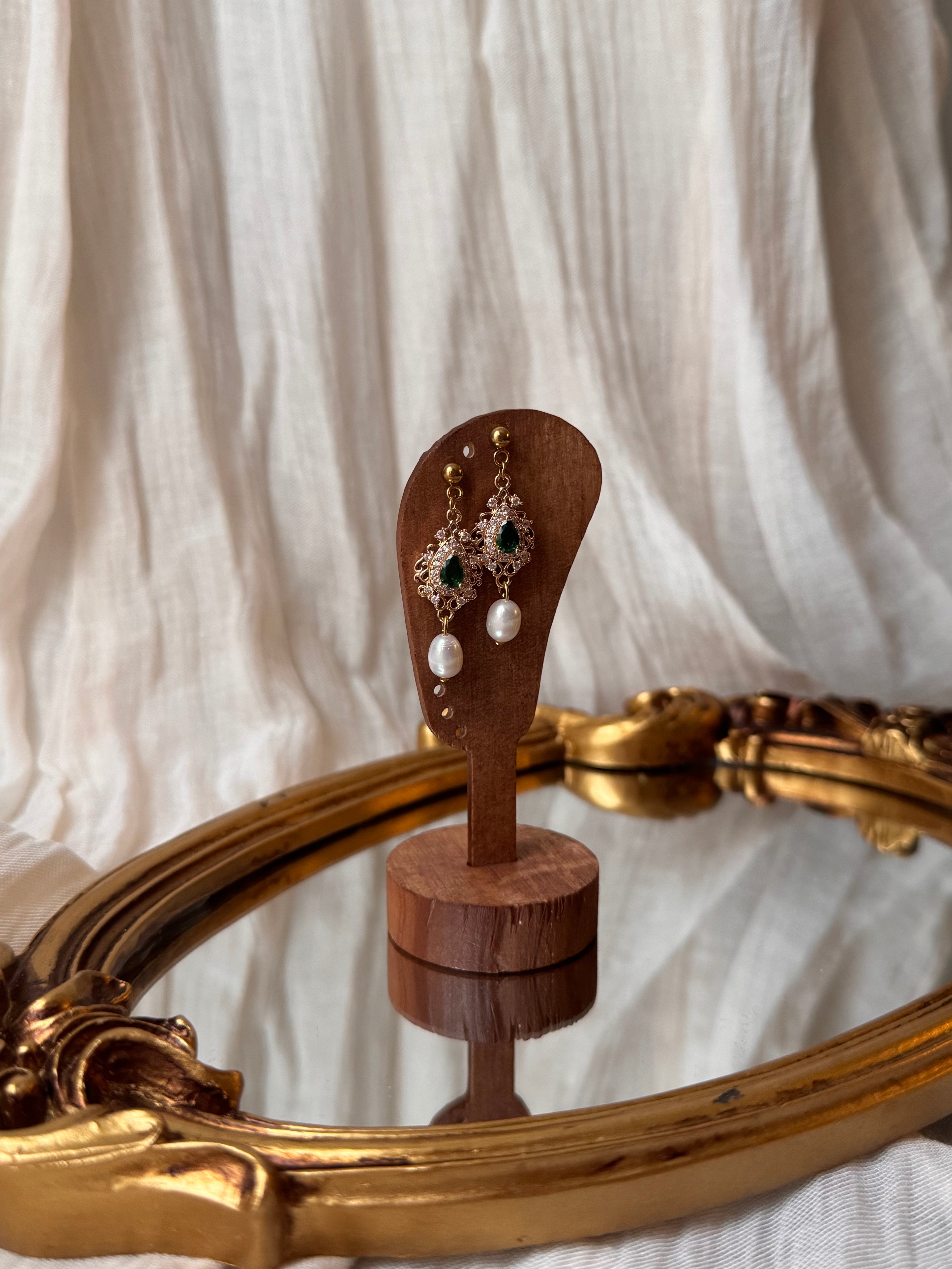 Boucles d’oreilles Lady Sharma verre de cristal, perles d’eau douce et laiton doré 18K