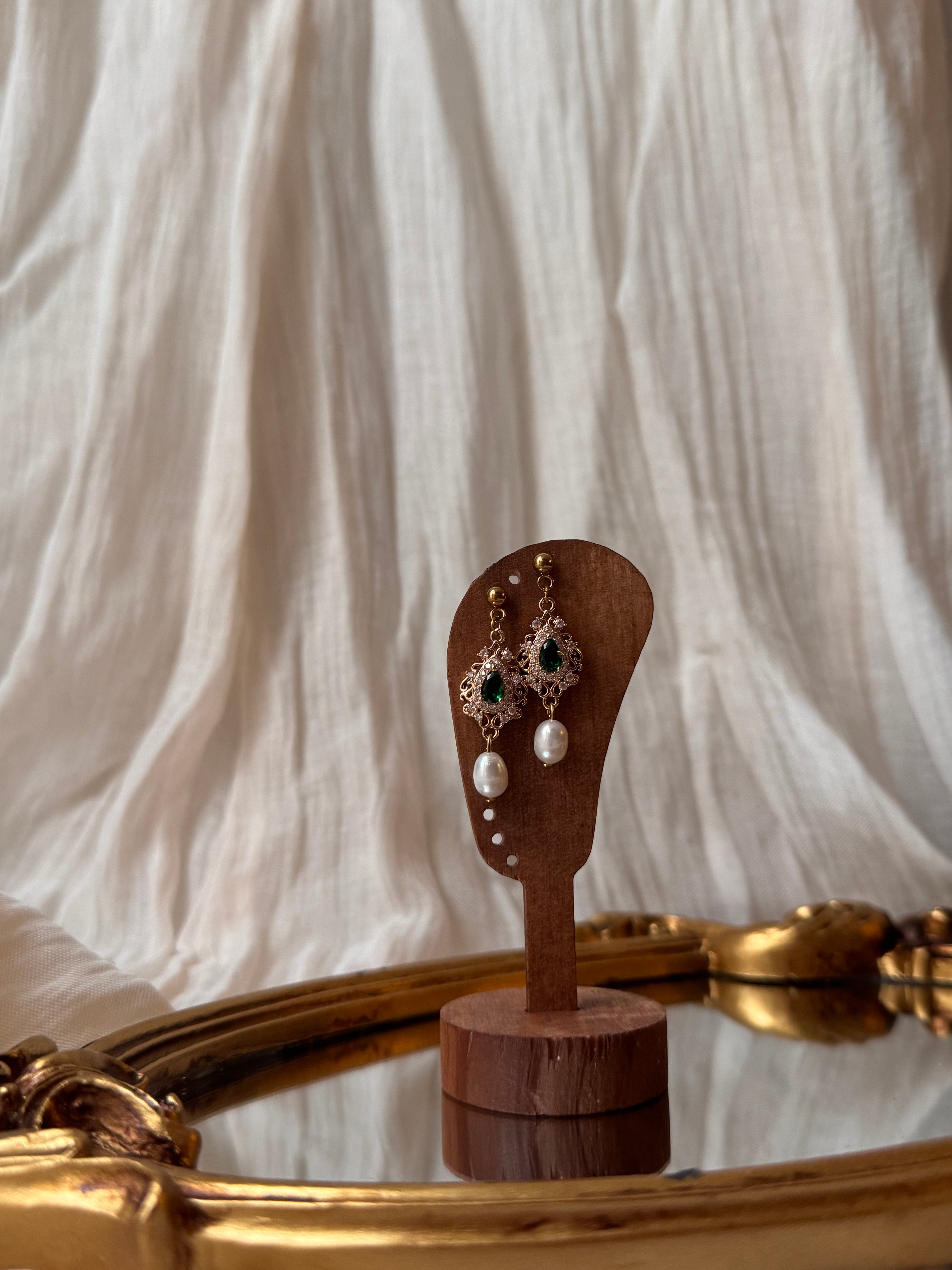 Boucles d’oreilles Lady Sharma verre de cristal, perles d’eau douce et laiton doré 18K