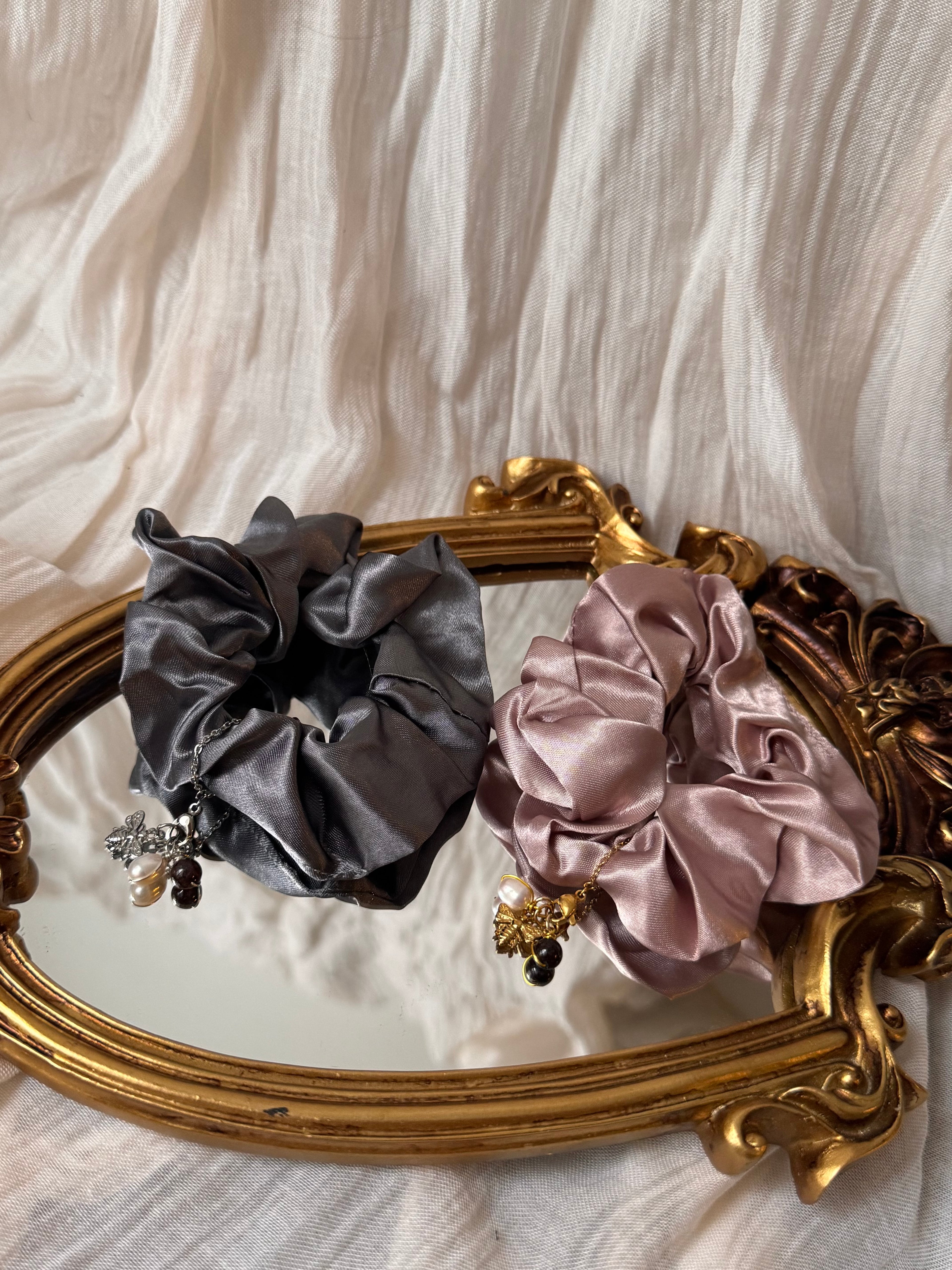 Chouchou Bridgerton Satiné personnalisable avec perles et pendentif abeille