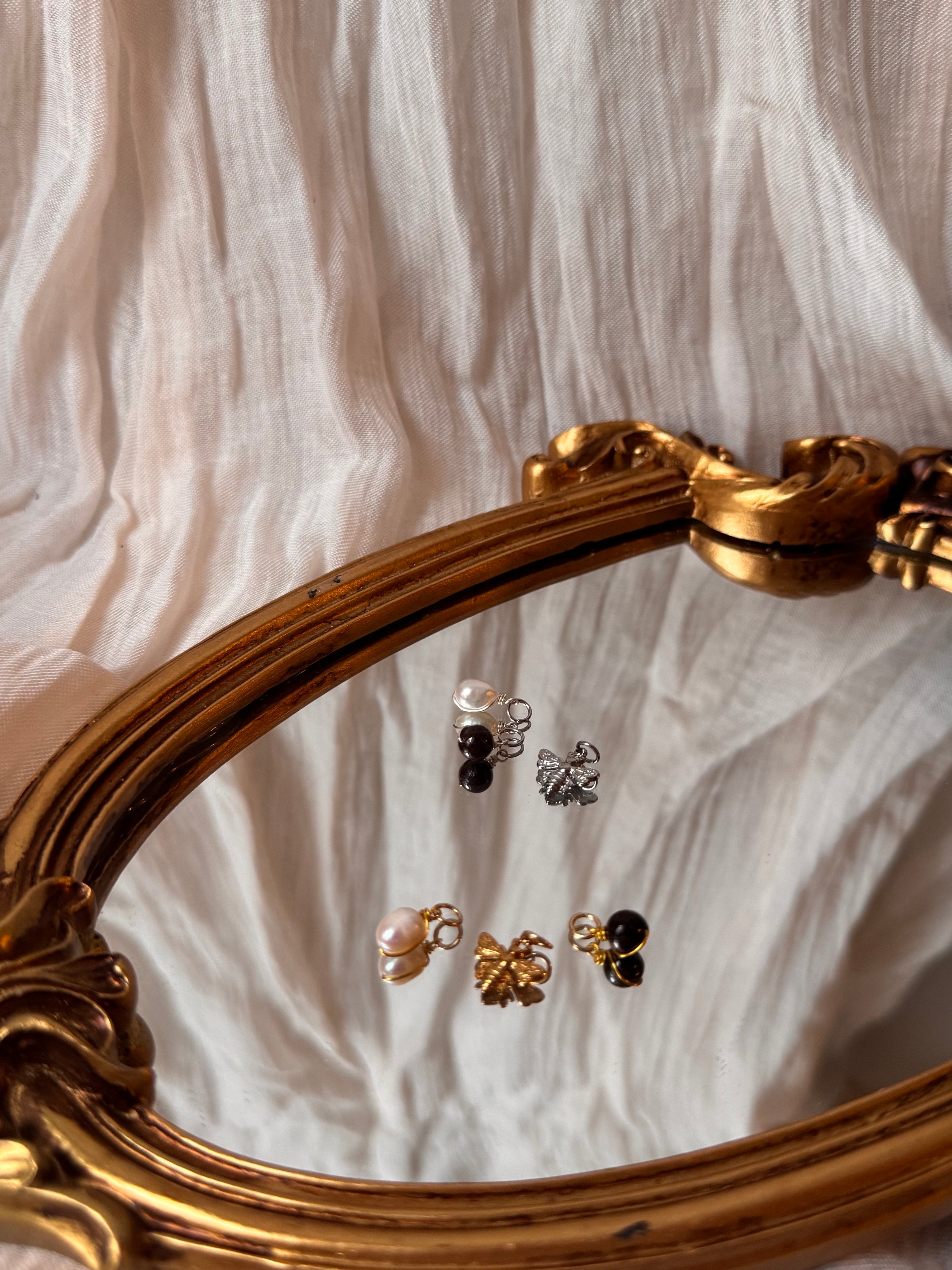 Chouchou Bridgerton Satiné personnalisable avec perles et pendentif abeille