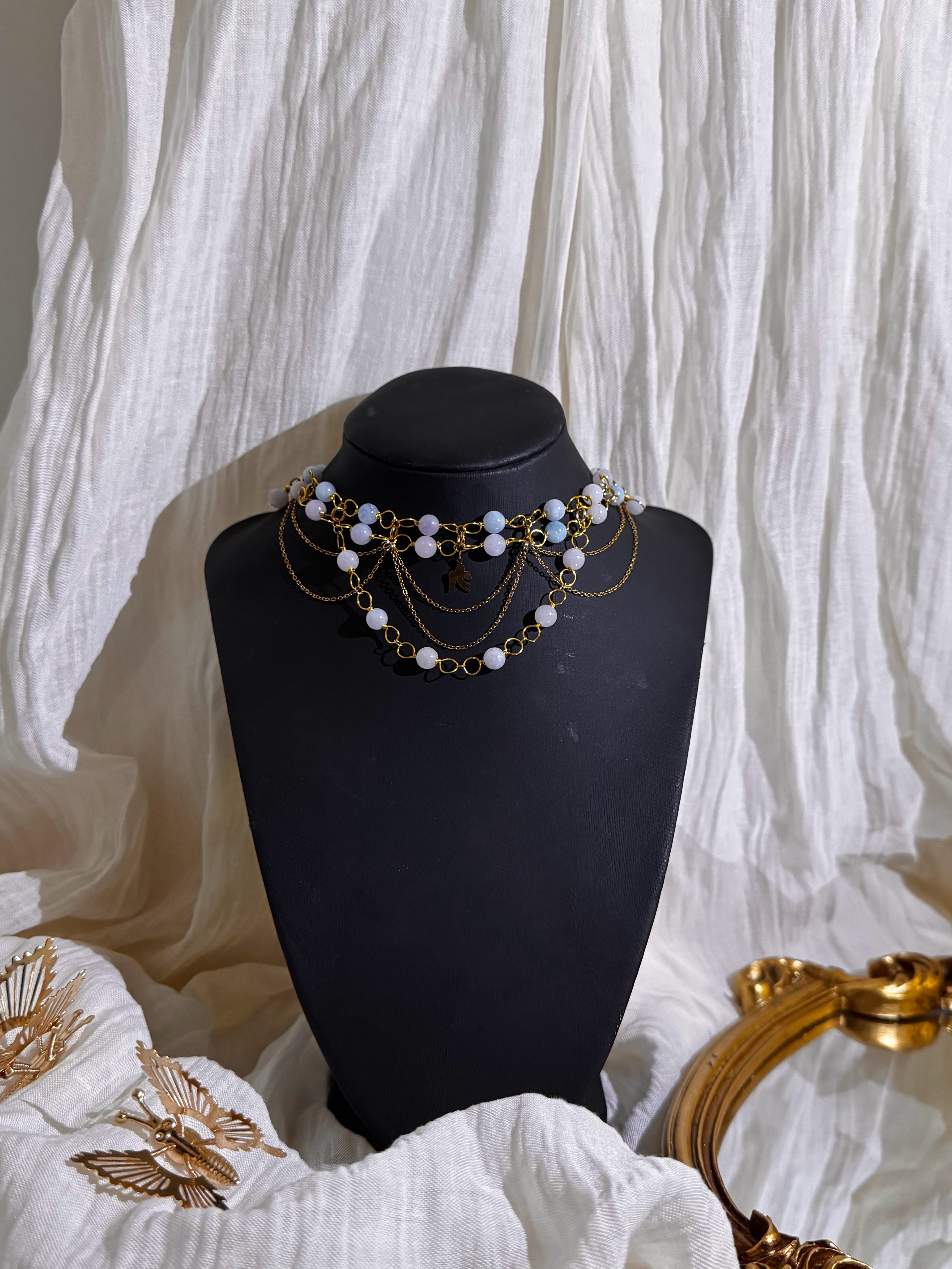 Collier Evelyne Perle de calcédoine, hirondelle