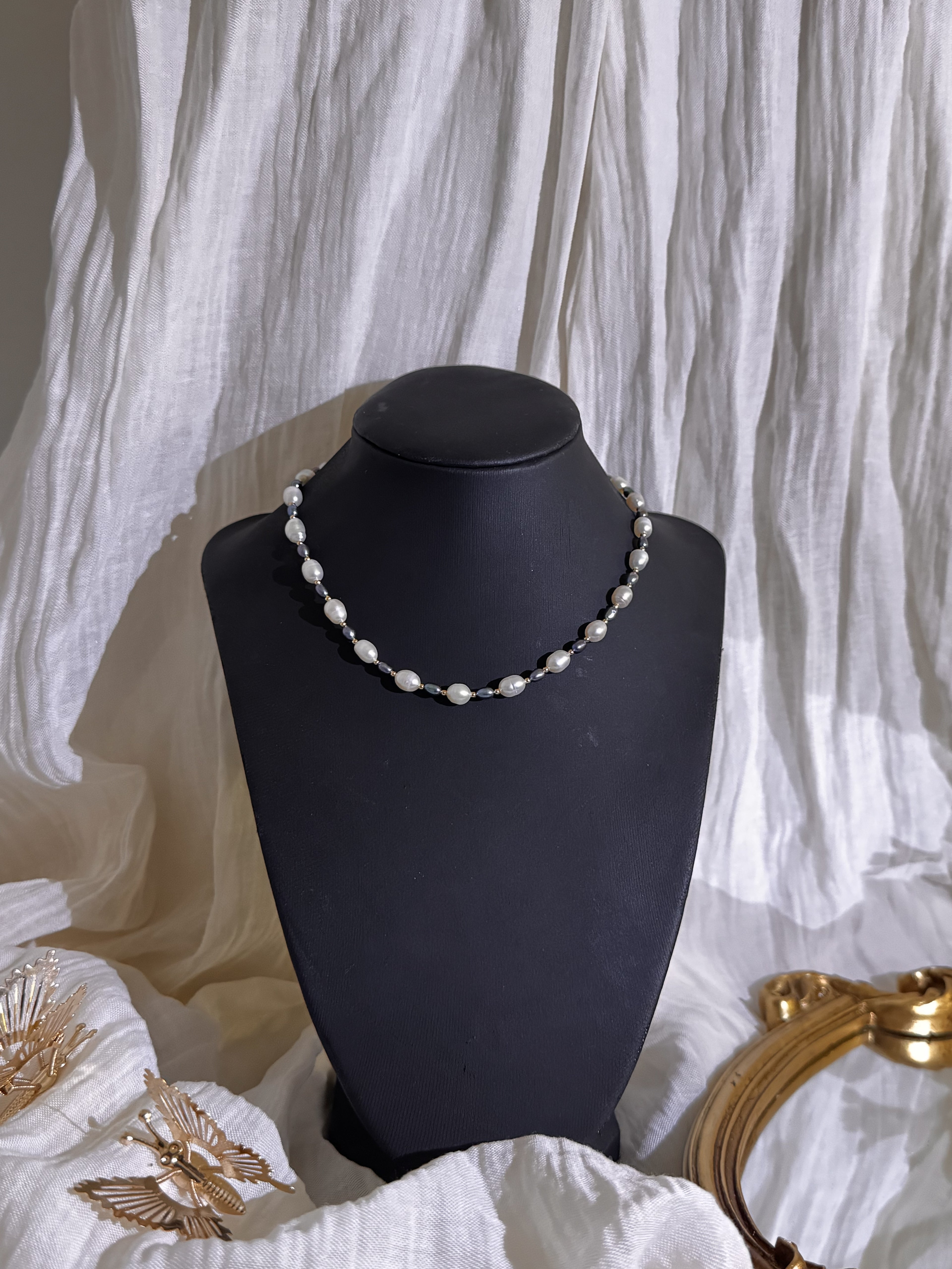 Collier Éclipse perle d'eau douce blanche A et noir/bleu AAA