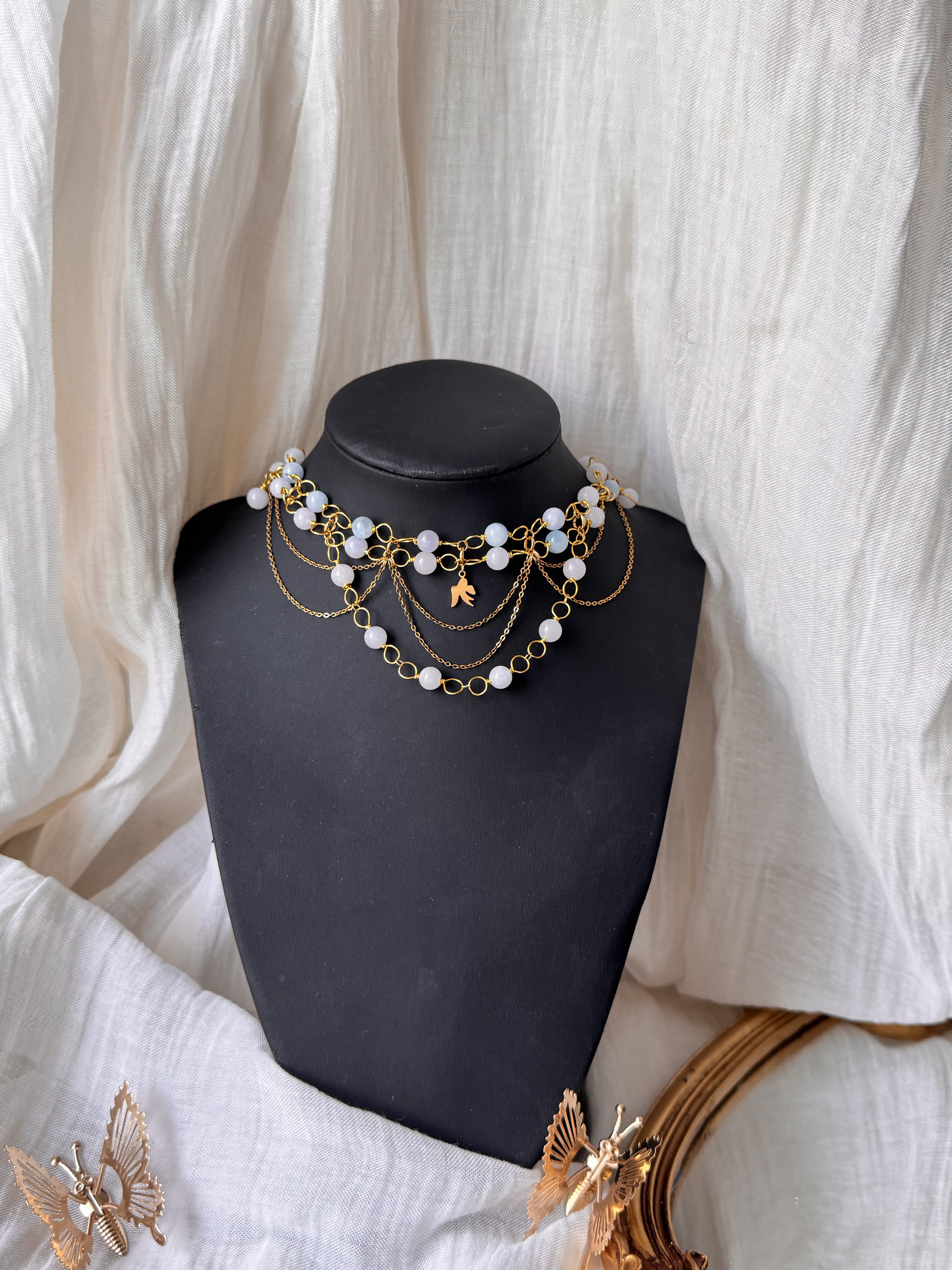 Collier Evelyne Perle de calcédoine, hirondelle