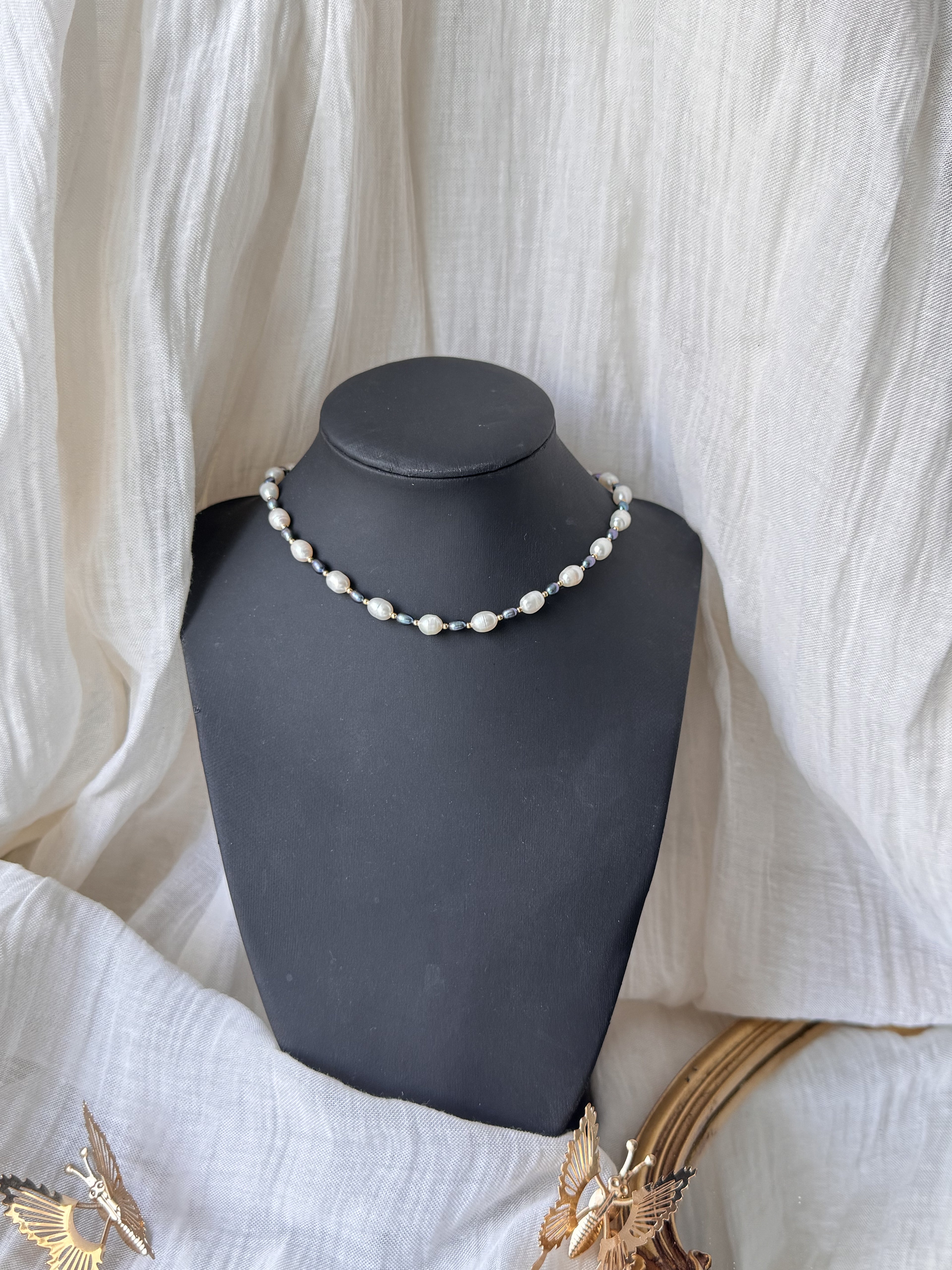 Collier Éclipse perle d'eau douce blanche A et noir/bleu AAA