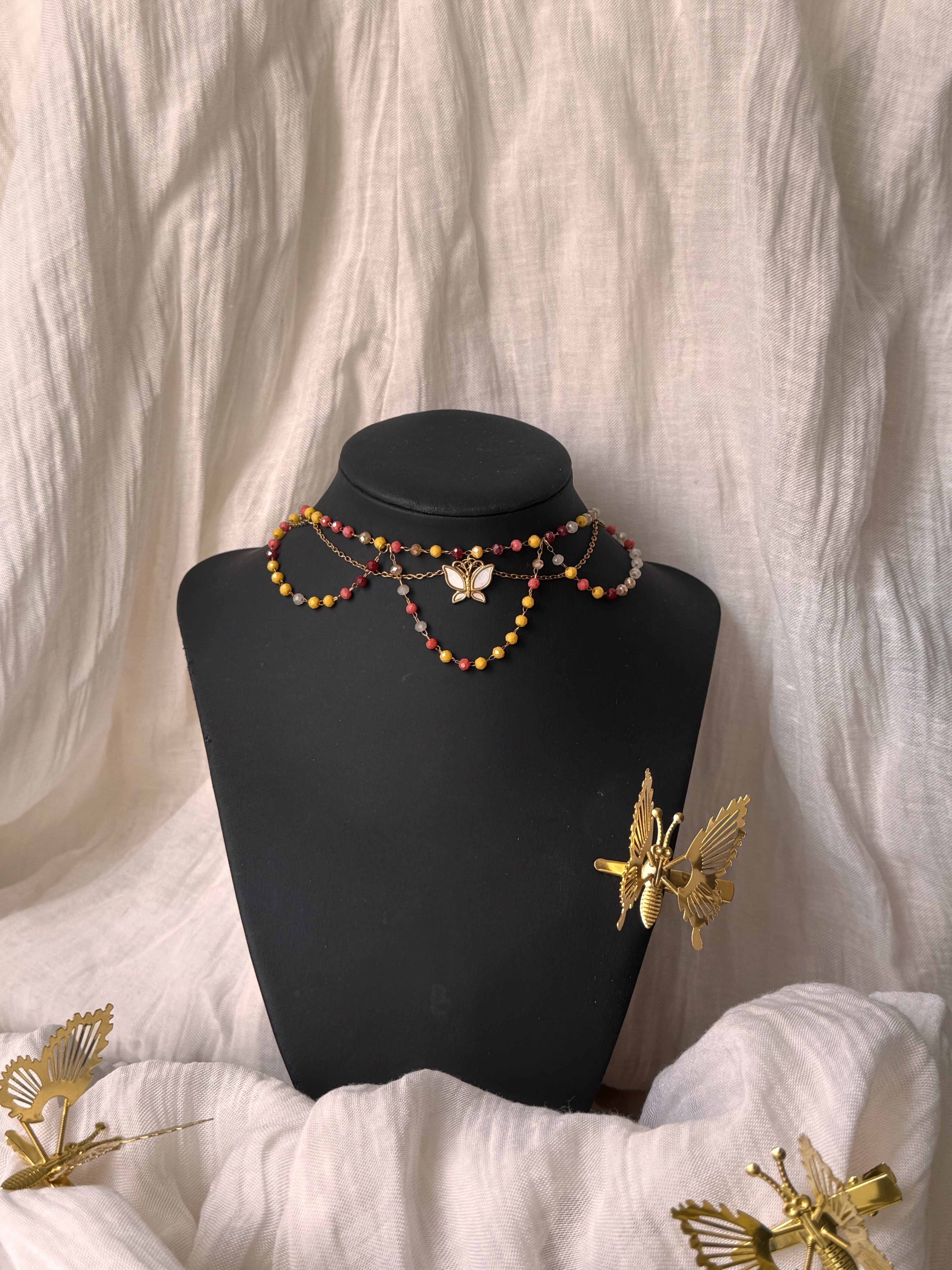 Collier Magix cristal de verre tons chauds, pendentif papillon nacre, doré