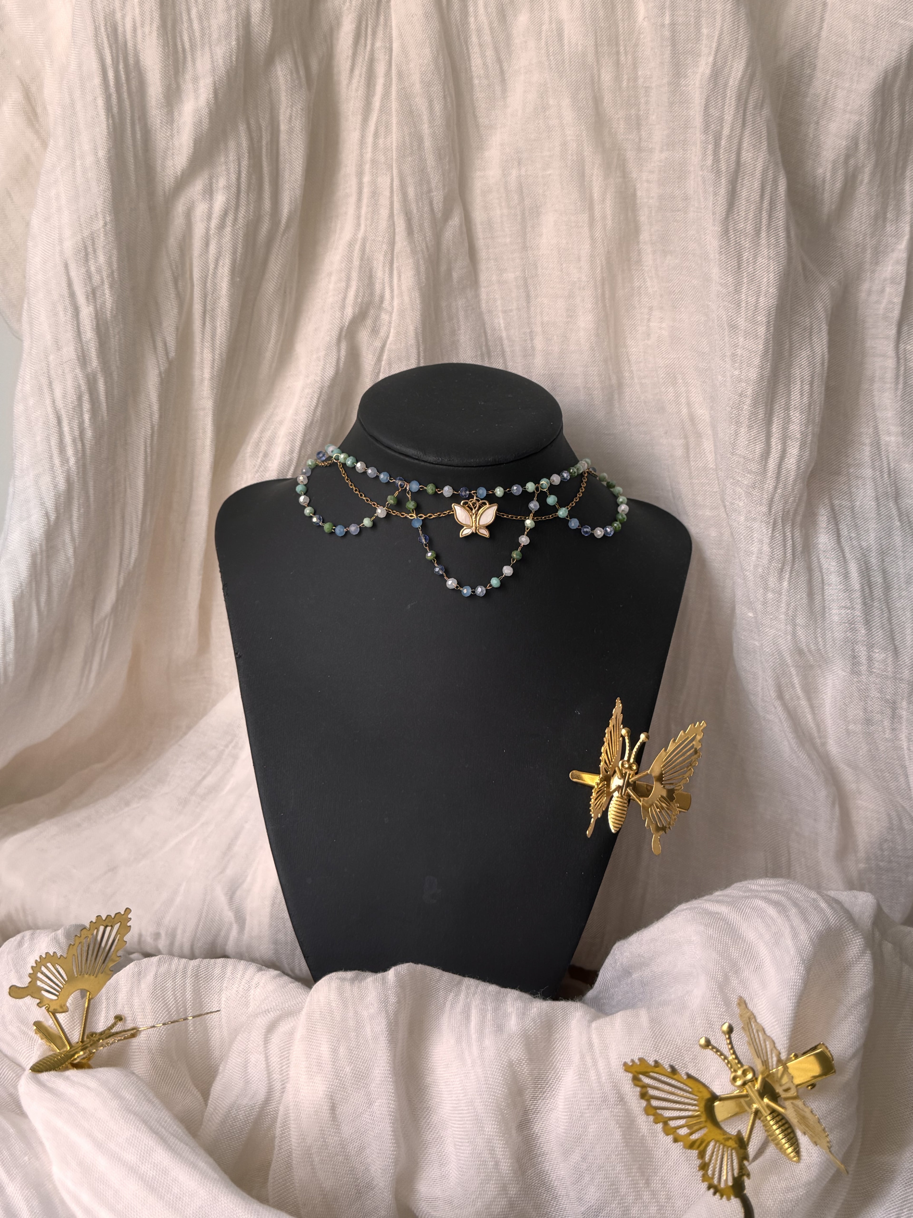 Collier Magix cristal de verre tons froids, pendentif papillon nacre, doré