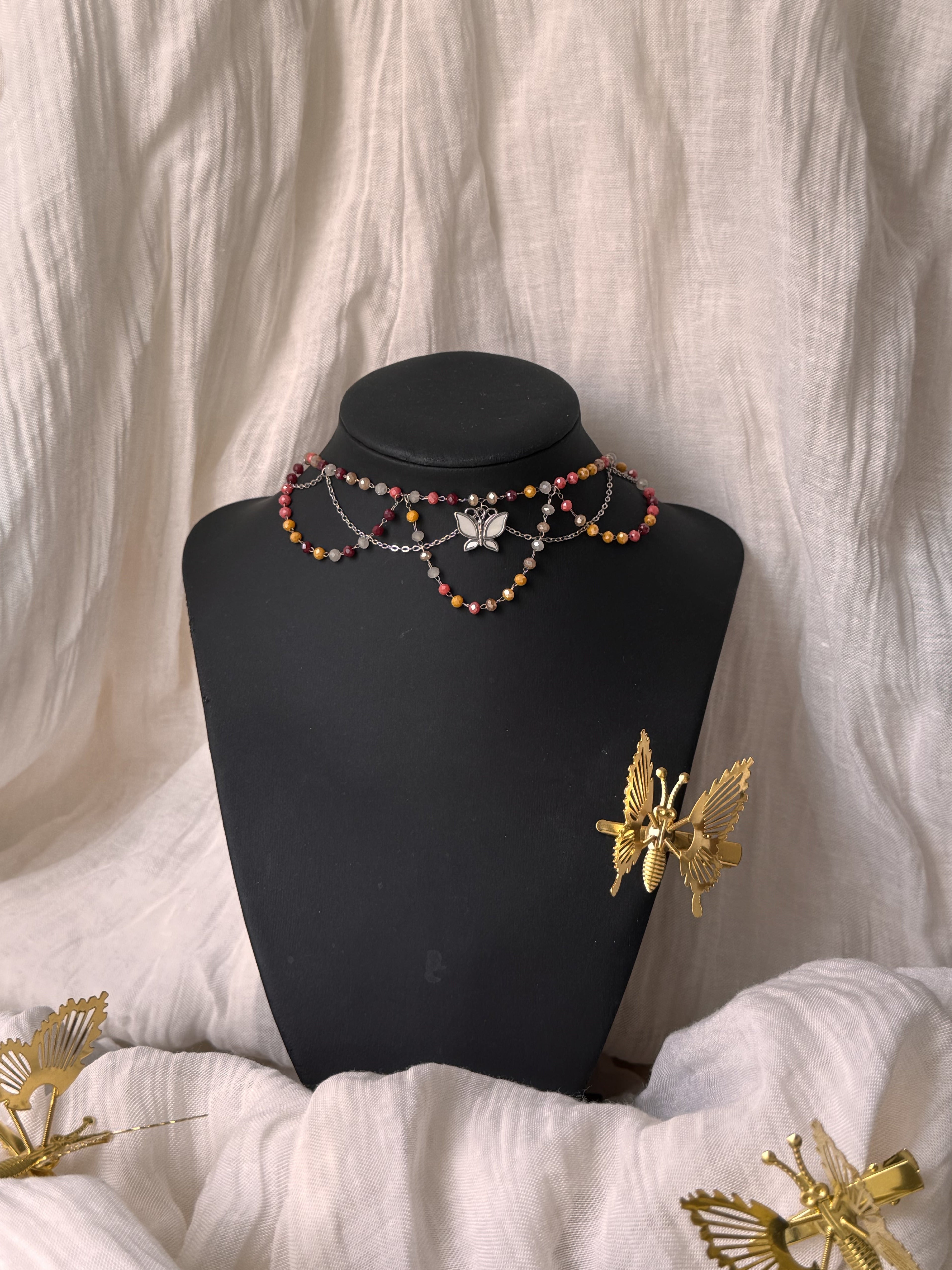 Collier Magix cristal de verre tons chauds, pendentif papillon nacre, argenté