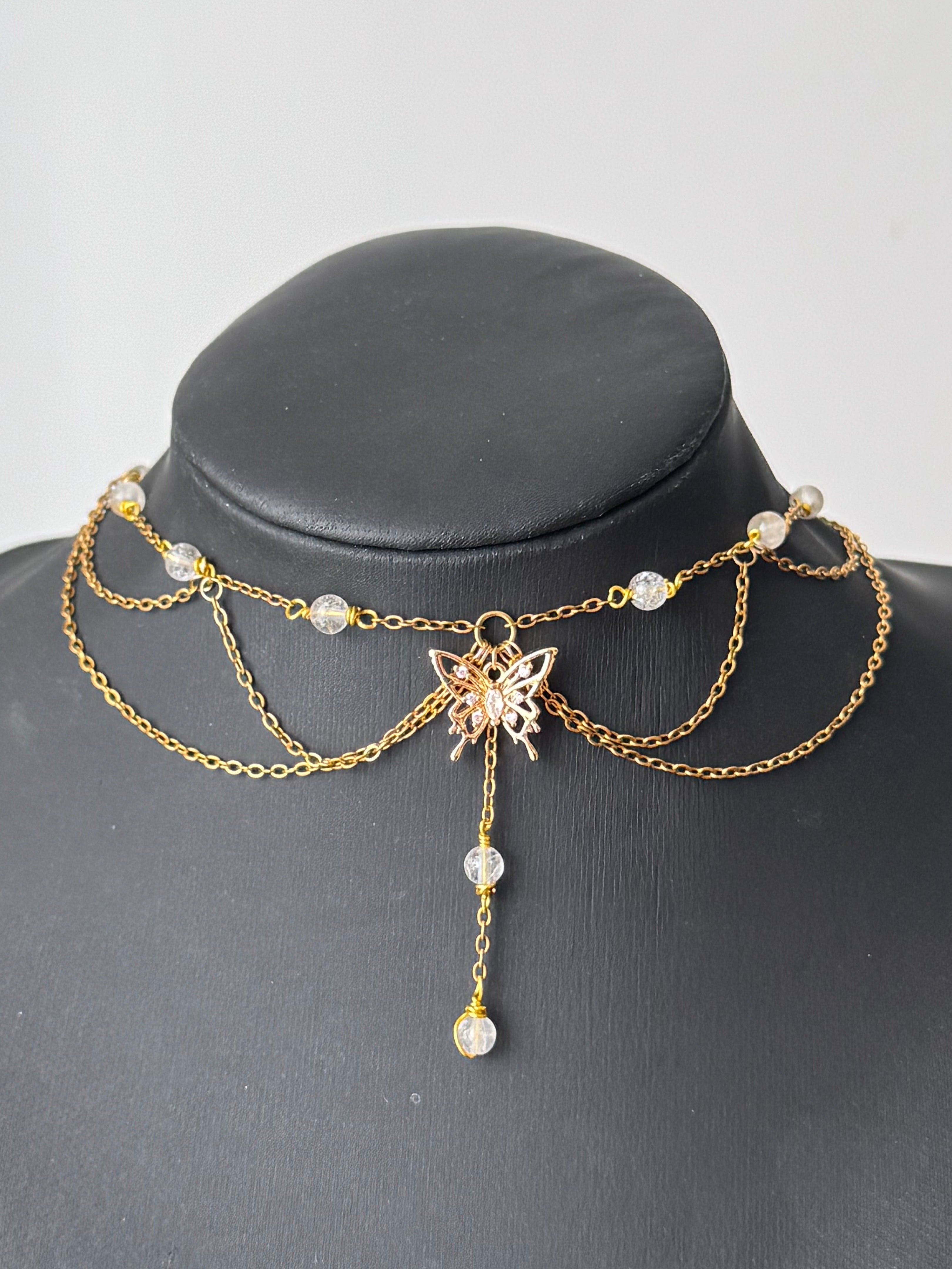 Collier Domino, cristal de roche 3A, pendentif papillon 24K, doré