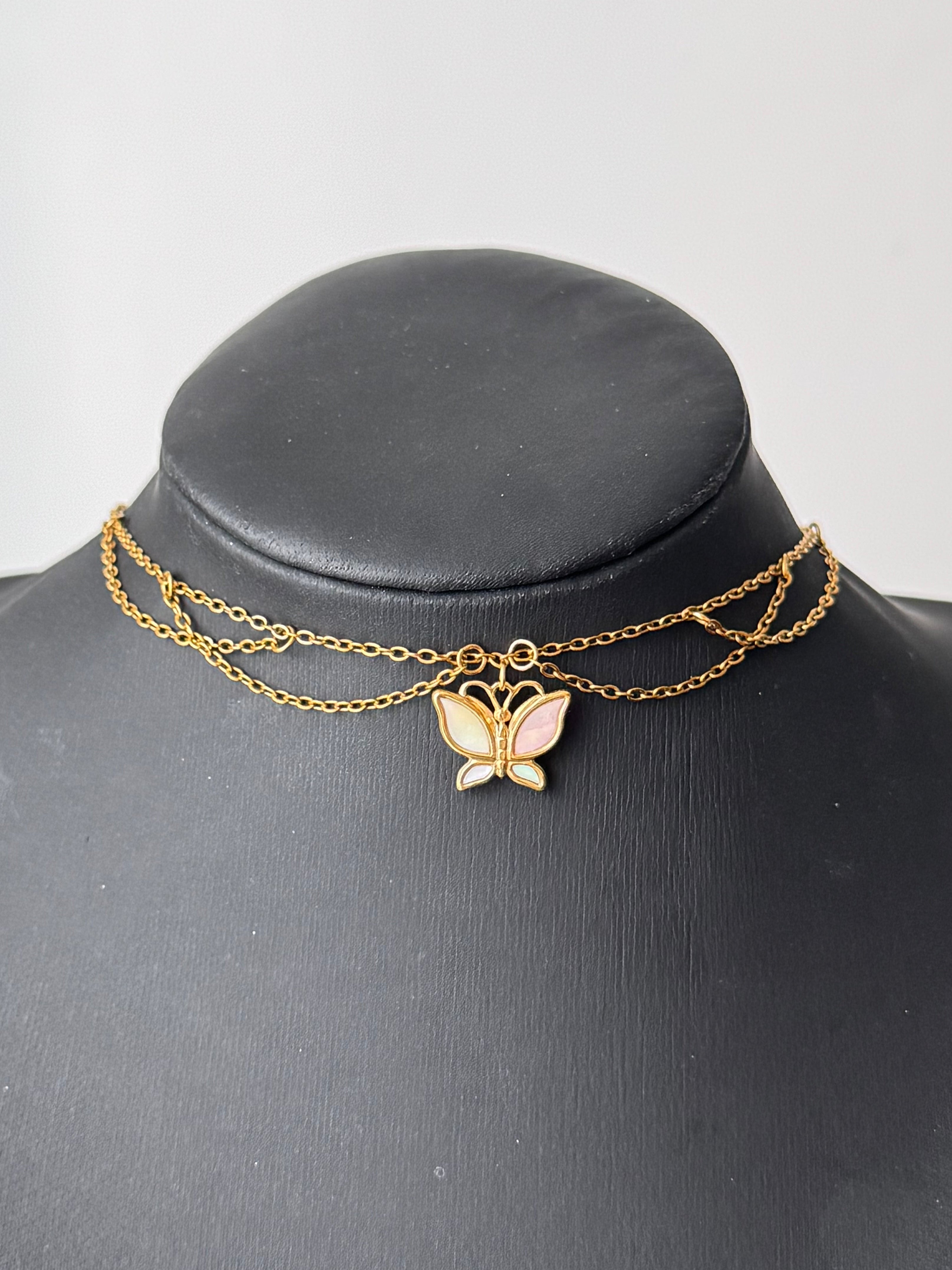 Collier Elvya, pendentif papillon nacre, doré