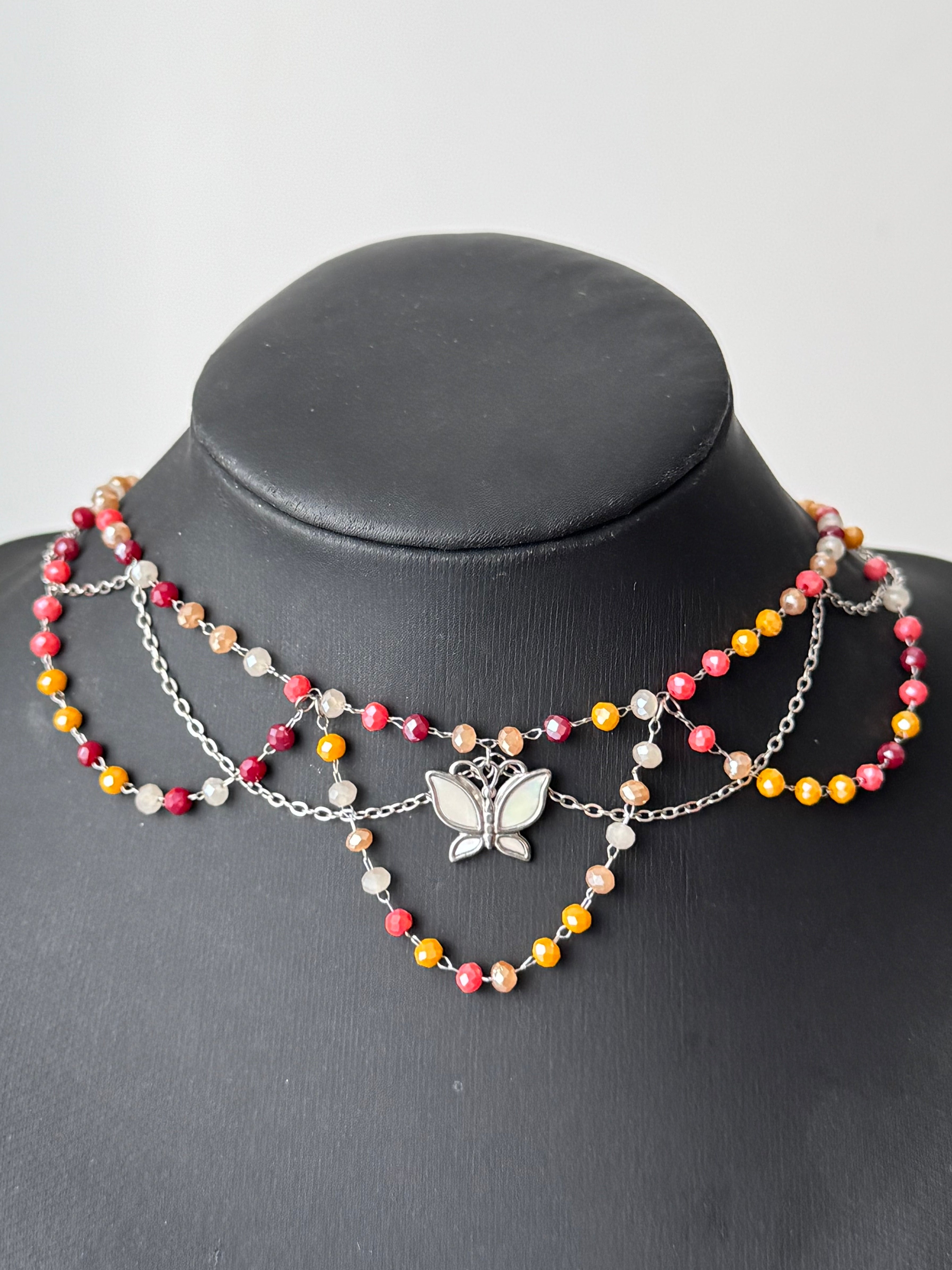 Collier Magix cristal de verre tons chauds, pendentif papillon nacre, argenté
