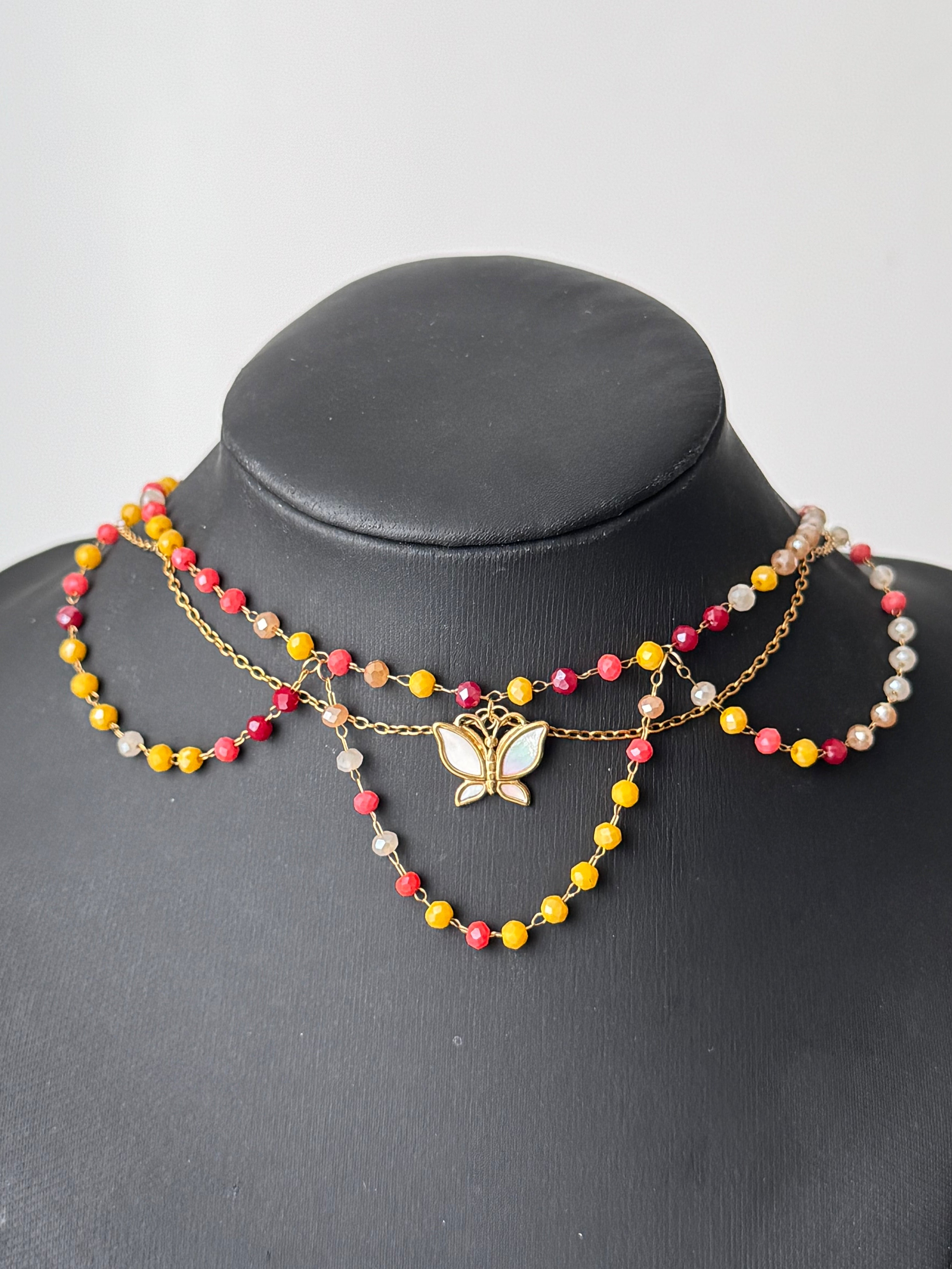 Collier Magix cristal de verre tons chauds, pendentif papillon nacre, doré