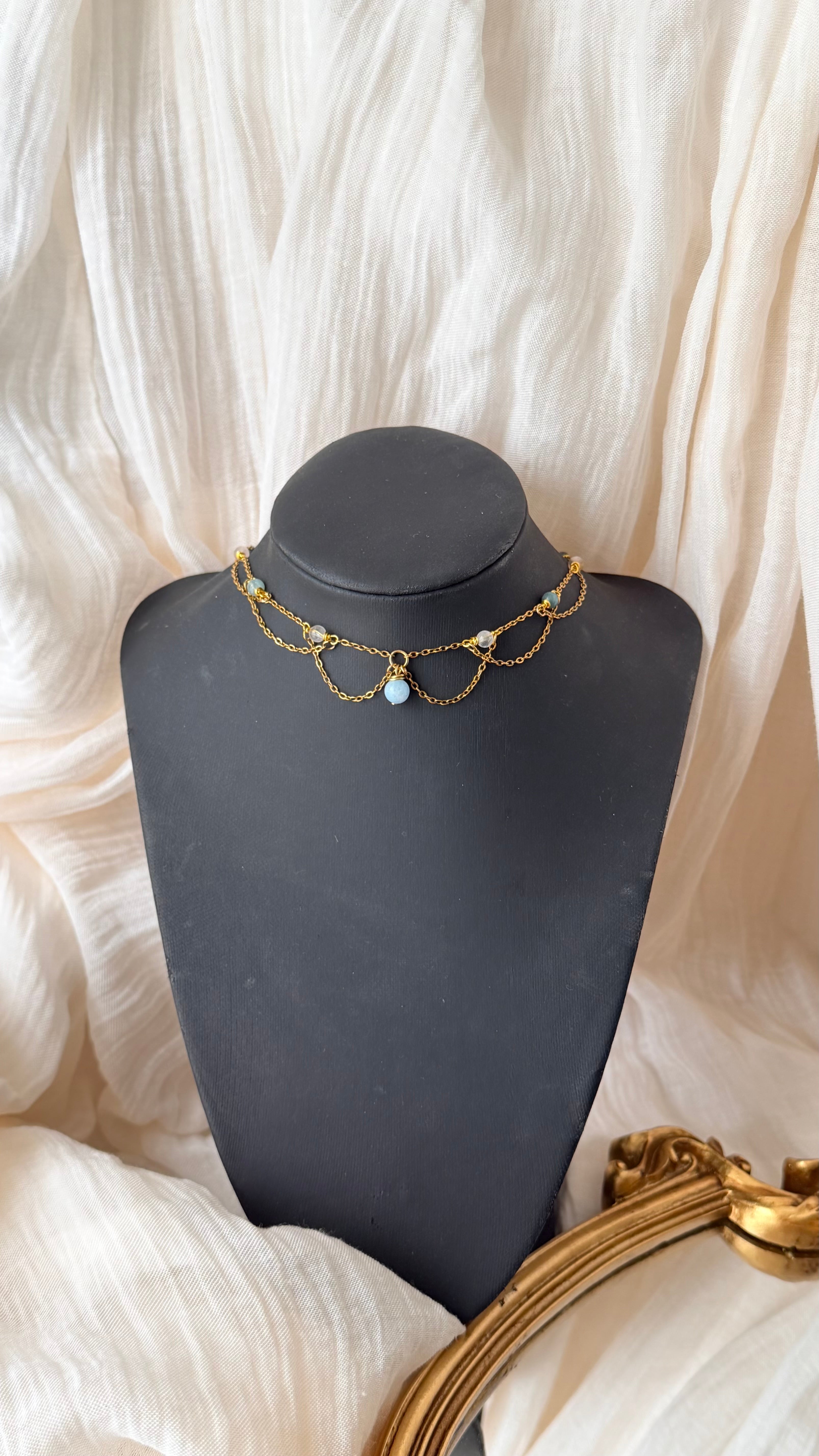 Collier Déborah aigue-marine, cristal de roche 3A, quartz rose 5A et calcédoine 7A, pièce unique doré