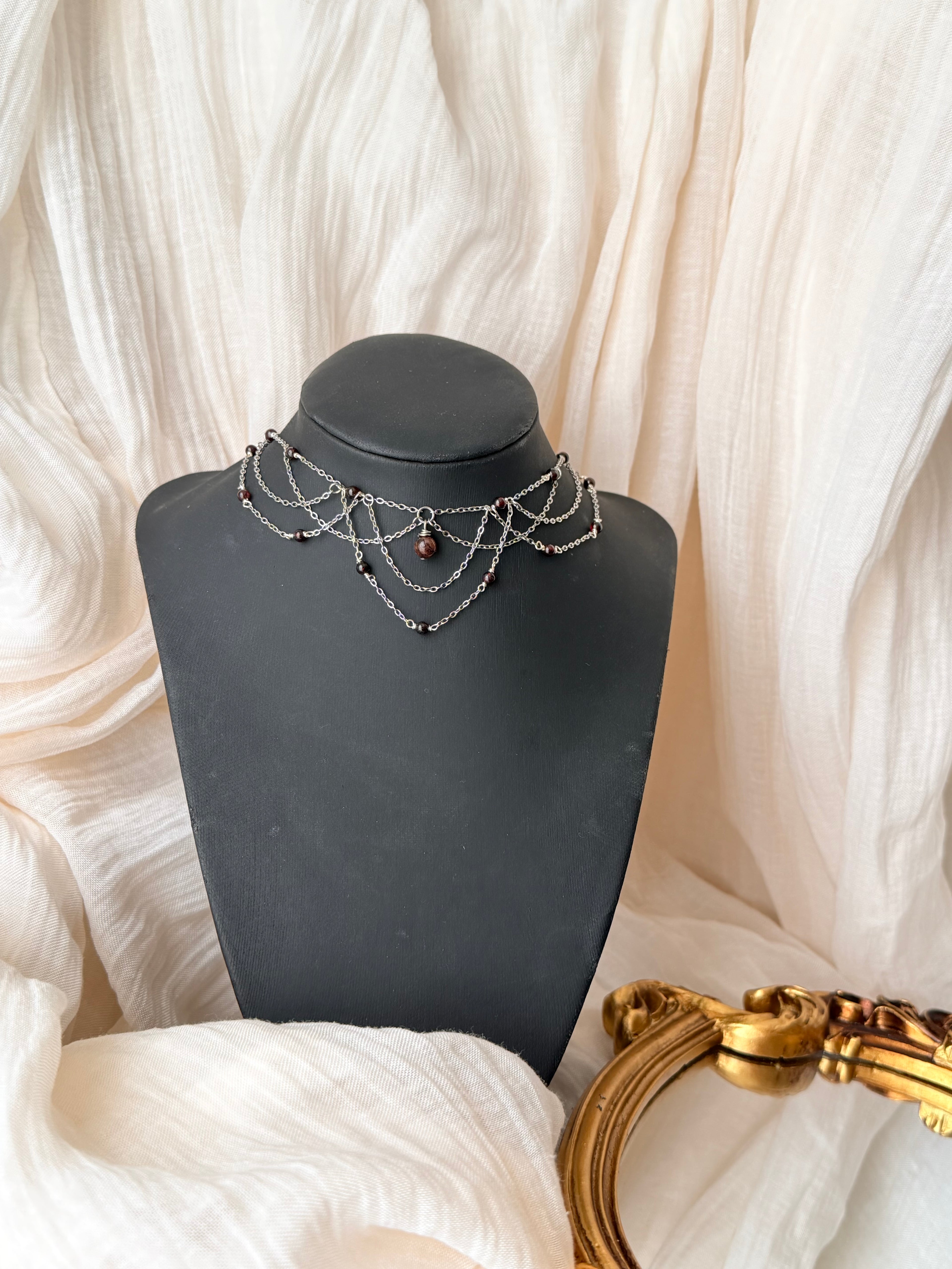 Collier Dracarys, grenat 1A, pièce unique argenté