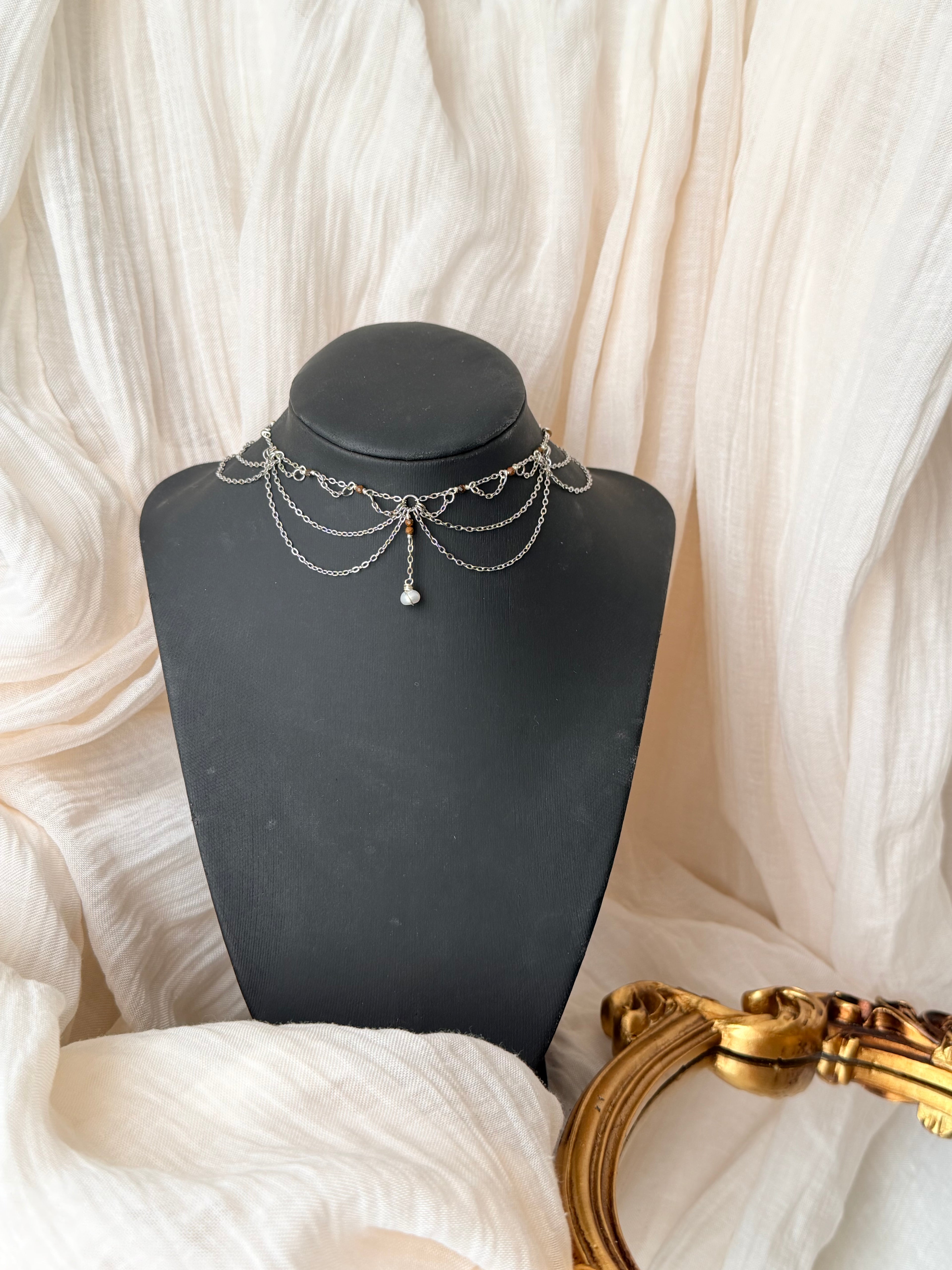 Collier Nymeria, oeil de tigre et perle d'eau douce, pièce unique argenté