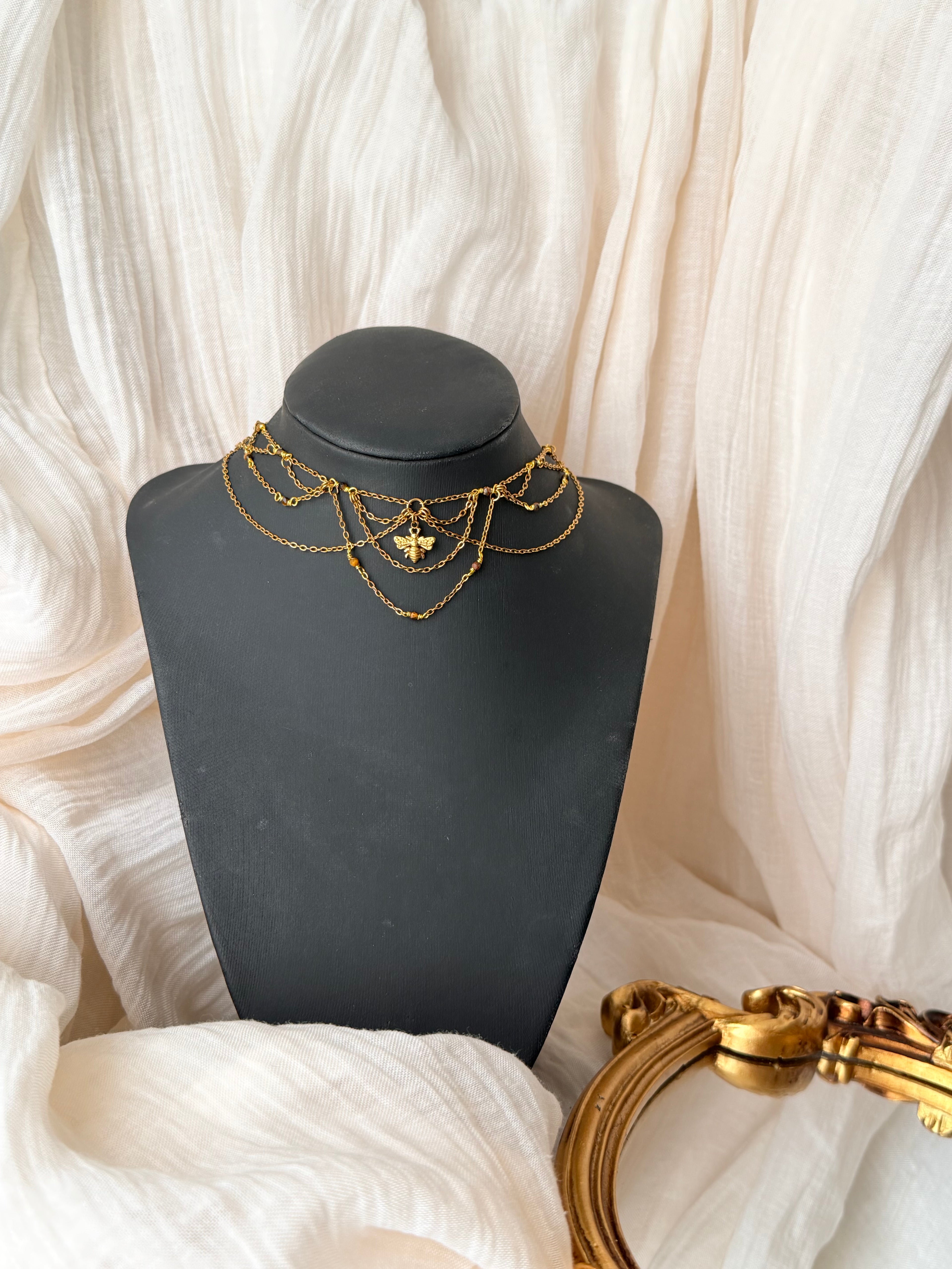 Collier Kate oeil de tigre, pendentif abeille, pièce unique doré