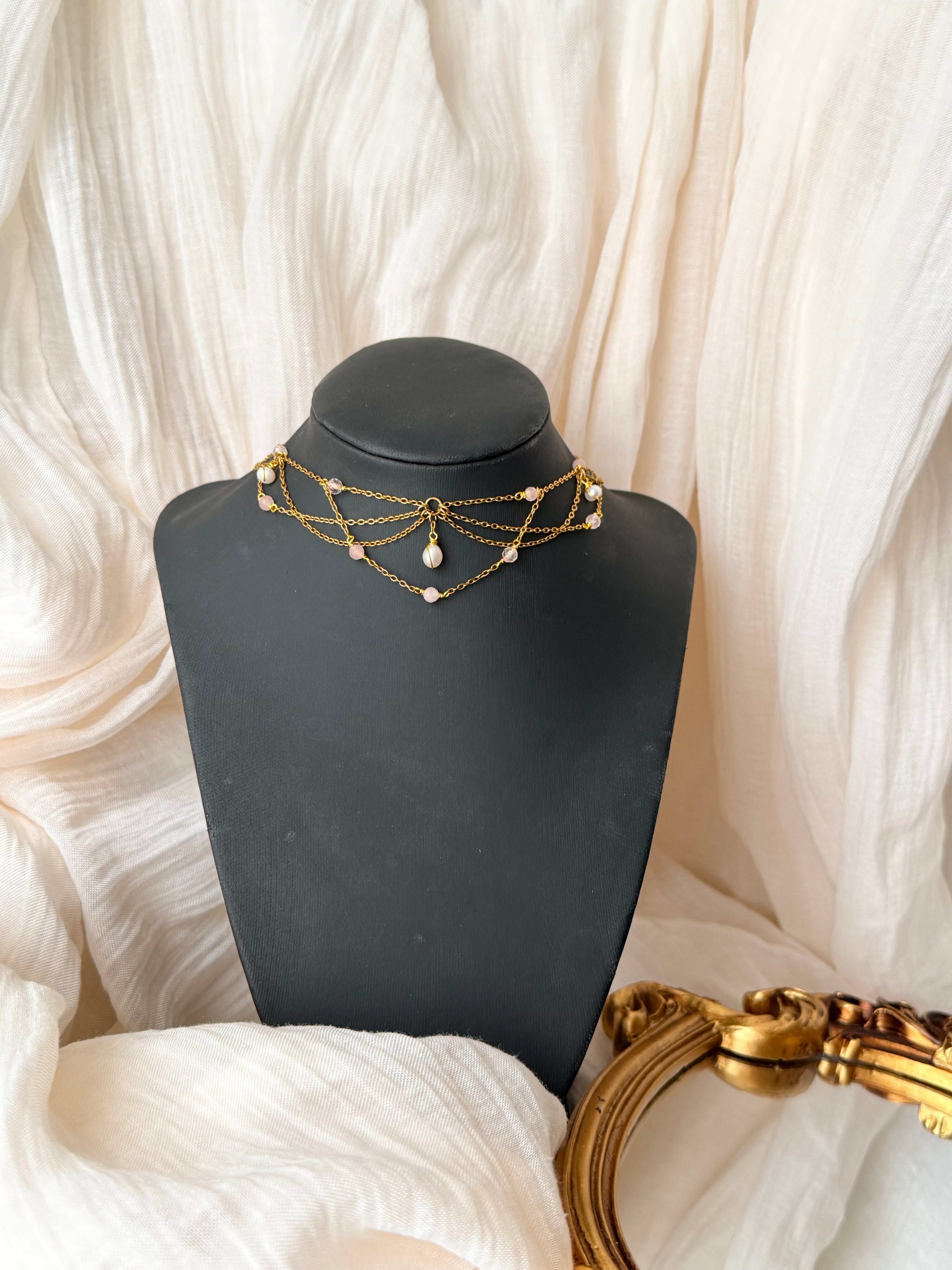 Collier Edwina quart rose et perle d'eau douce, pièce unique doré