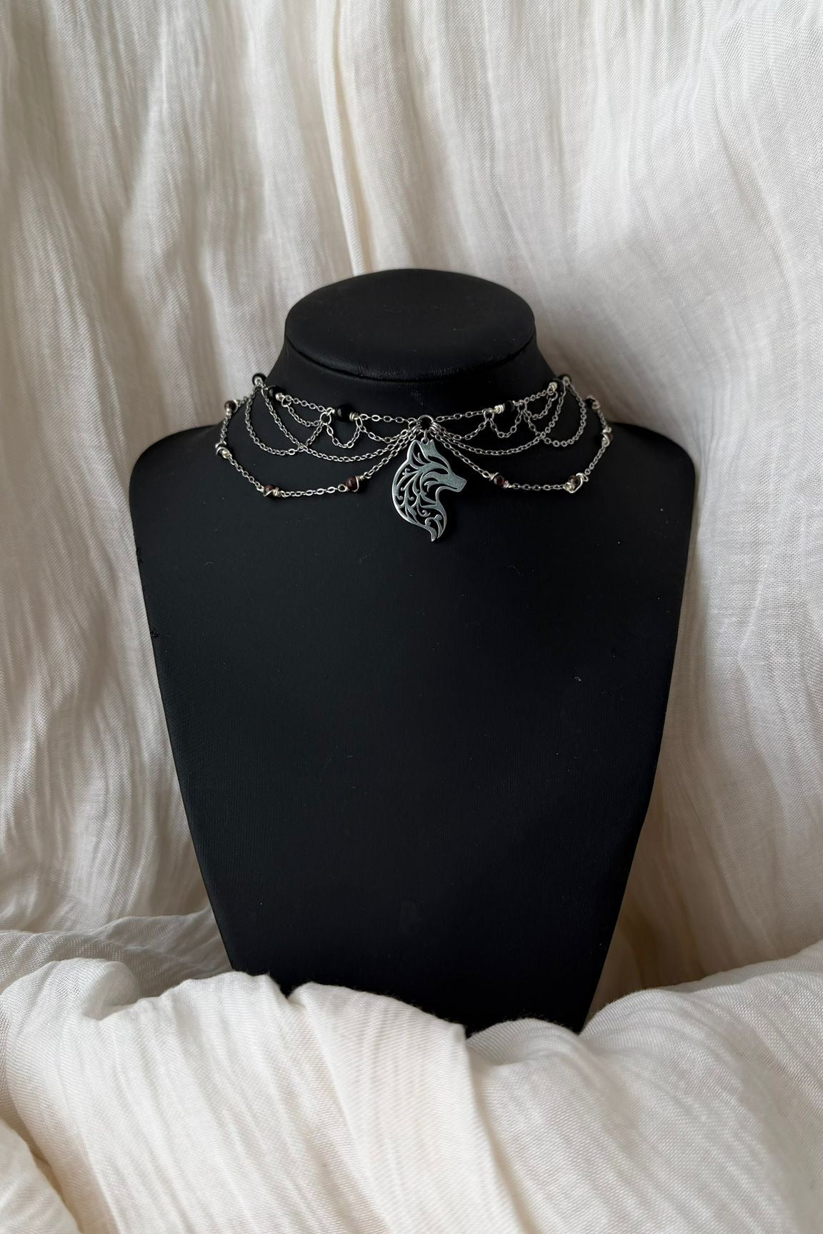 Collier l'Héritage de la Louve, obsidienne noire et grenat entretoise rouge foncé 1A
