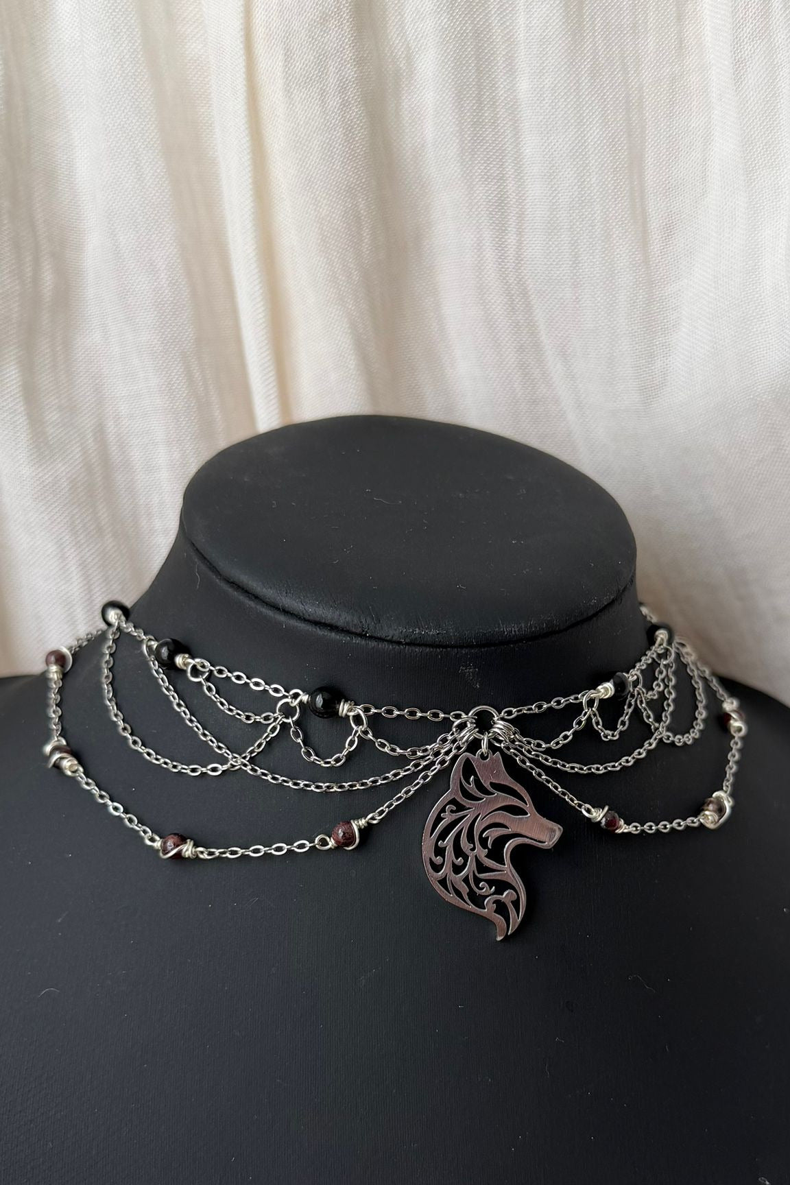 Collier l'Héritage de la Louve, obsidienne noire et grenat entretoise rouge foncé 1A