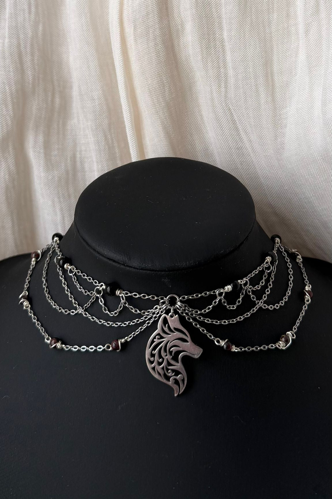 Collier l'Héritage de la Louve, obsidienne noire et grenat entretoise rouge foncé 1A