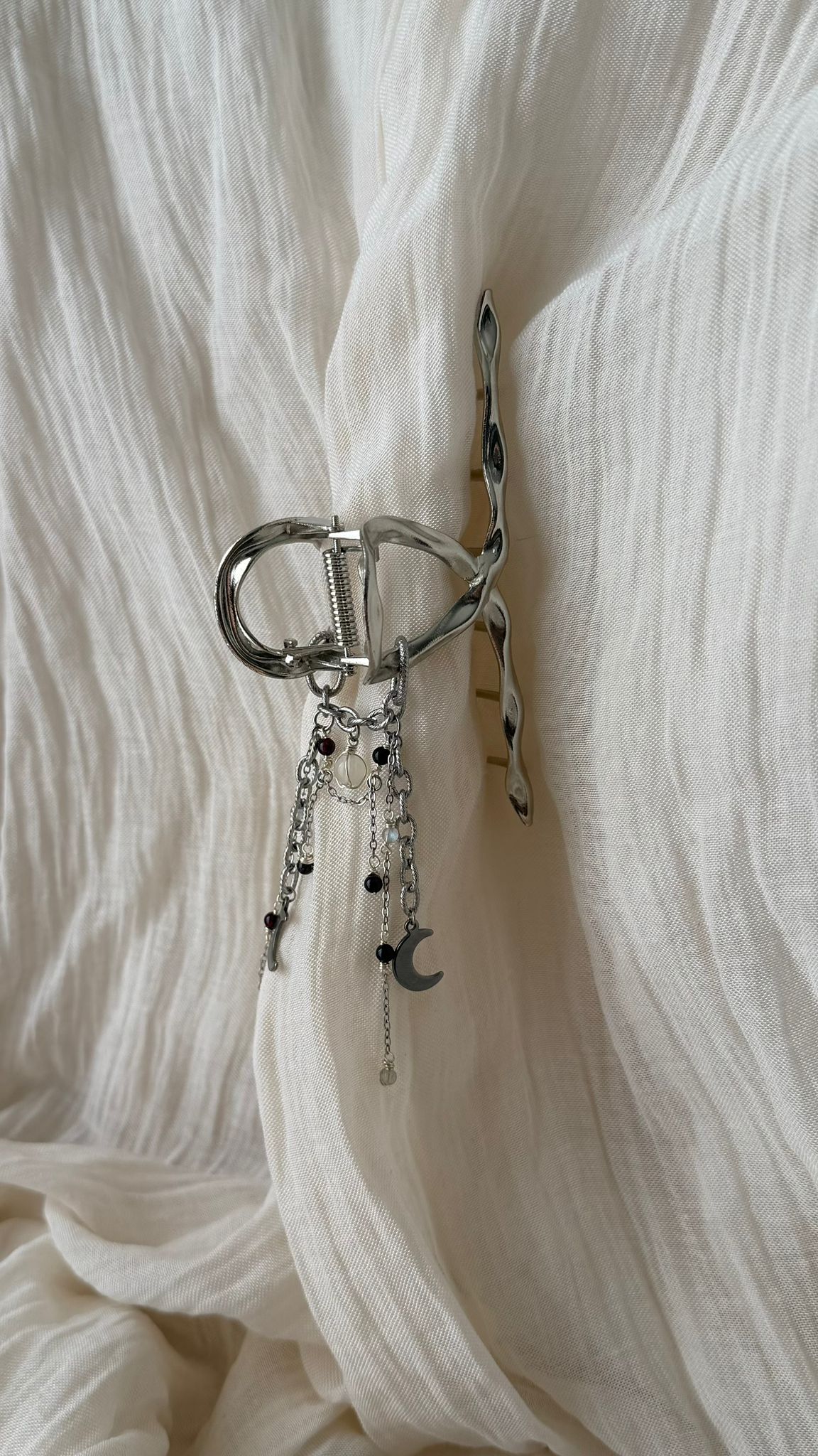 Pince à cheveux Liana, pierre delune grise 7A et blanche, grenat 1A